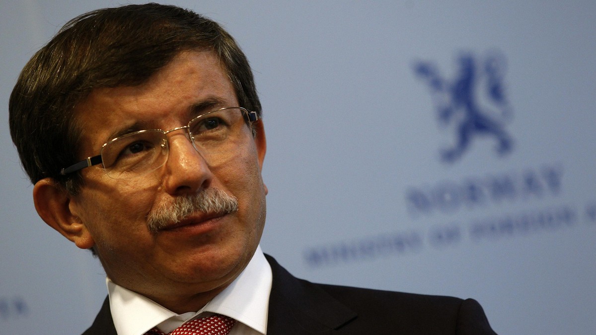 Minister spraw zagranicznych Turcji Ahmet Davutoglu wezwał władze Syrii do natychmiastowego zaprzestania krwawych operacji wobec cywilów. W przeciwnym razie Stambuł podejmie niesprecyzowane kroki. - To nasze ostatnie słowa - ostrzegł minister.