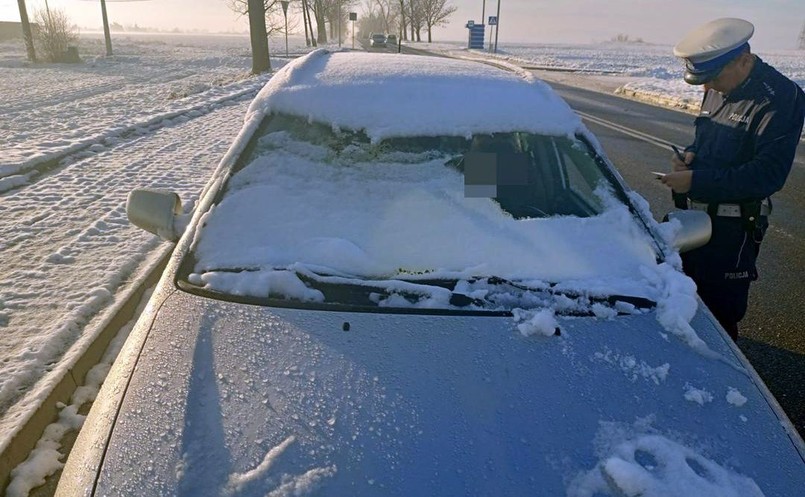 Samochód zasypany śniegiem