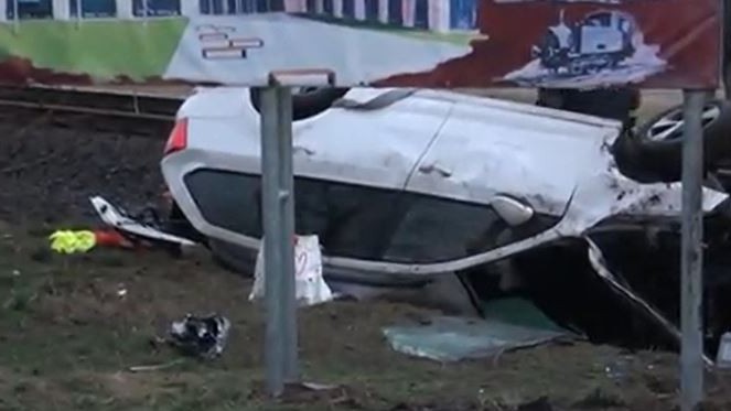 Brutális, ahogy a vonat letarolta a tilos jelzés ellenére a sínekre hajtó autót: a csodával határos, hogy a sofőr túlélte a balesetet