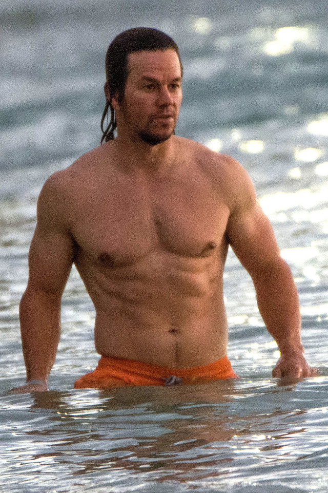 Mark Wahlberg bez koszulki. Co za klata!