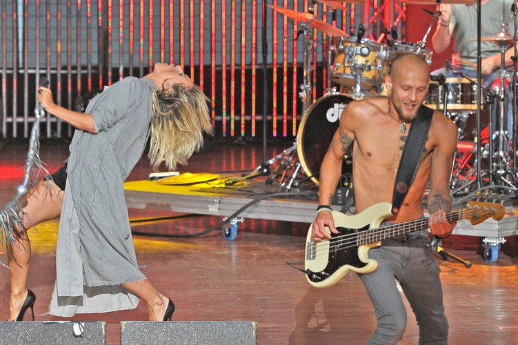 Patrycja Markowska na scenie amfiteatru w Mrągowie