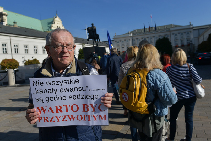 Przedstawiciele KOD podczas demostracji przed Pałacem Prezydenckim