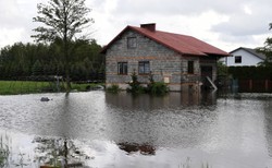 Sanepid: Po fali powodzi woda w studniach i zbiornikach wodnych nie nadaje się do picia