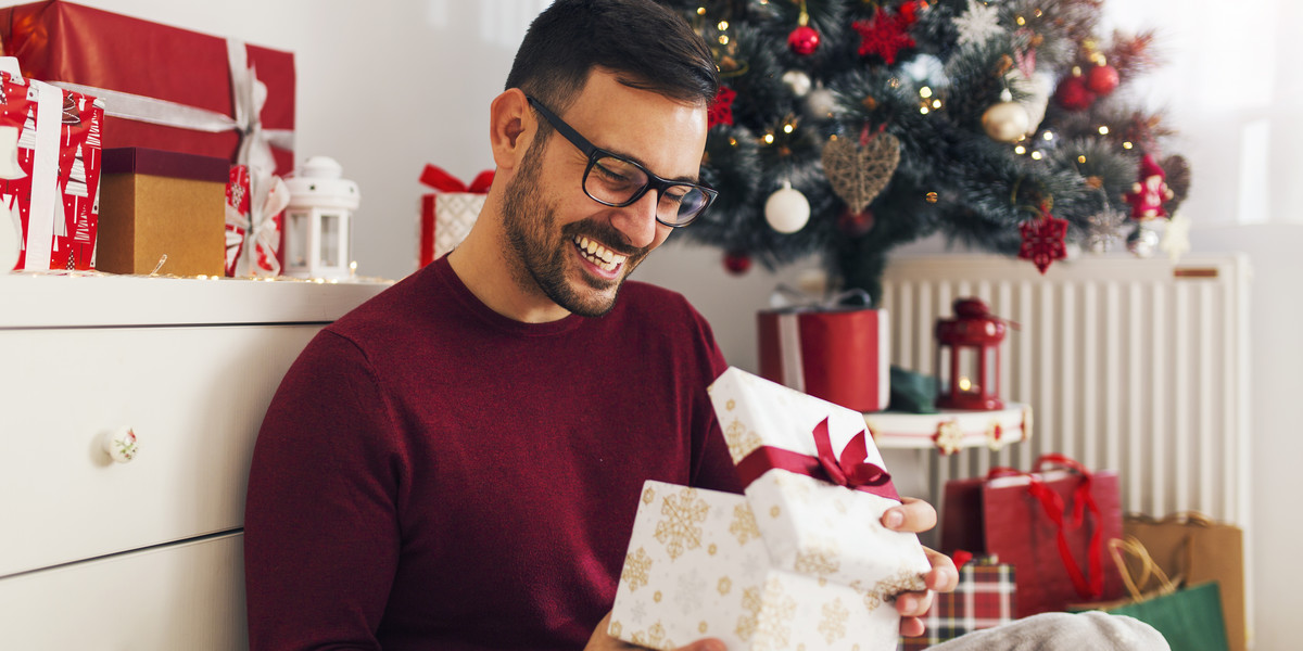 Szukasz prezentu pod choinkę dla mężczyzny? W naszym wielkim świątecznym poradniku zakupowym znajdziesz aż 40 propozycji produktów, które mają szansę sprawić mu radość.