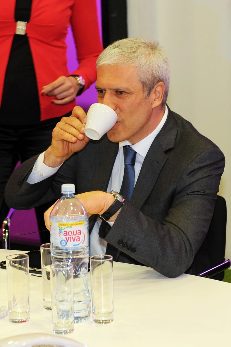 Tadiću omiljen espreso sa hladnim mlekom