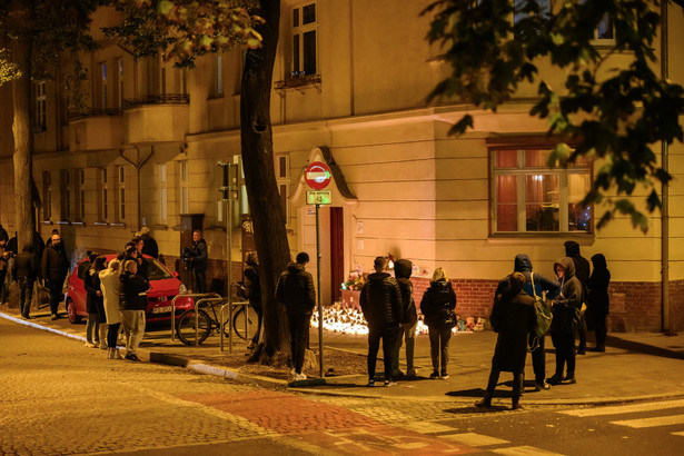 Mieszkańcy Poznania przynoszą znicze i maskotki na miejsce, gdzie wydarzyła się tragedia