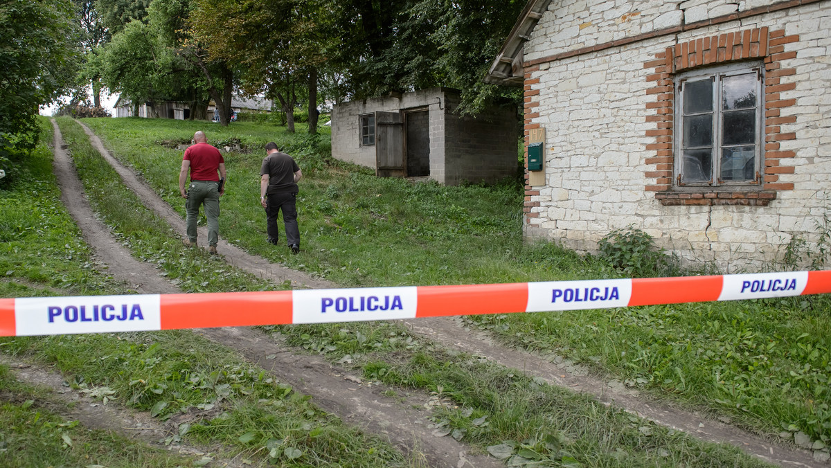 Znalezione w jednym z domów we wsi Piaski Szlacheckie zwłoki trzech osób to małżeństwo oraz wujek męża. Według śledczych zostali oni zamordowani. W sprawie zatrzymano dwóch mężczyzn, synów małżonków.