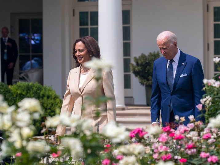 Kamala Harris zdecydowanie lepiej czuje się w spodniach niż w spódnicach...