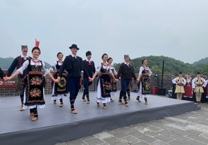 U čast delegacije iz Srbije, na Kineskom zidu odigrano je srpsko kolo