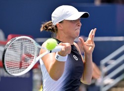 Iga Świątek musiała zejść z kortu. Deszcz przerwał mecz z Karoliną Muchovą