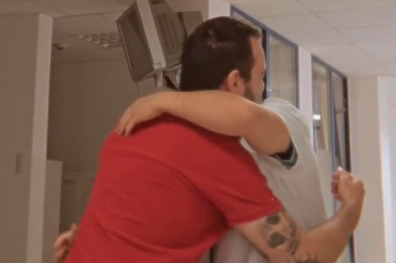 EMOTIVNA SCENA IZ BOLNICE Aleksa Balašević ČVRSTO GRLI DOKTORA nakon rođenja sina Đorđa: "Drugi put dočekuješ našu DECU NEBA" (VIDEO)