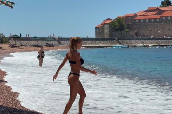 SRPSKA PEVAČICA (38) NAPRAVILA KOLAPS NA PLAŽI U CRNOG GORI Od dečka milionera dobila stan u Dubaiju, a sad se skinula u TANGA bikini, a BUJNE grudi bacaju u trans (VIDEO)