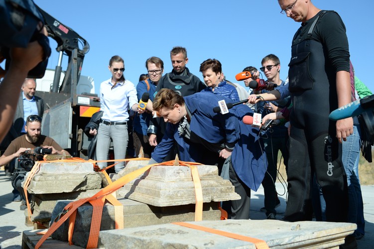 Minister kultury Małgorzata Omilanowska i prezydent Warszawy Hanna Gronkiewicz-Waltz odwiedziły miejsce pracy archeologów na 517 km Wisły