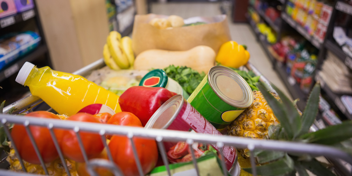 sklep supermarket zakupy koszyk kobieta żywność