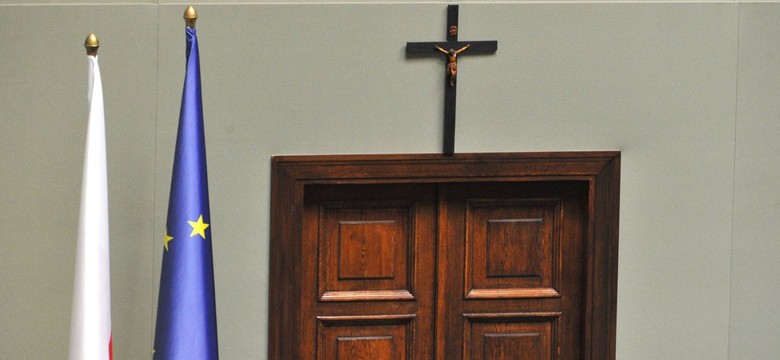 Projekt PiS w sprawie krzyża do dalszych prac w Sejmie