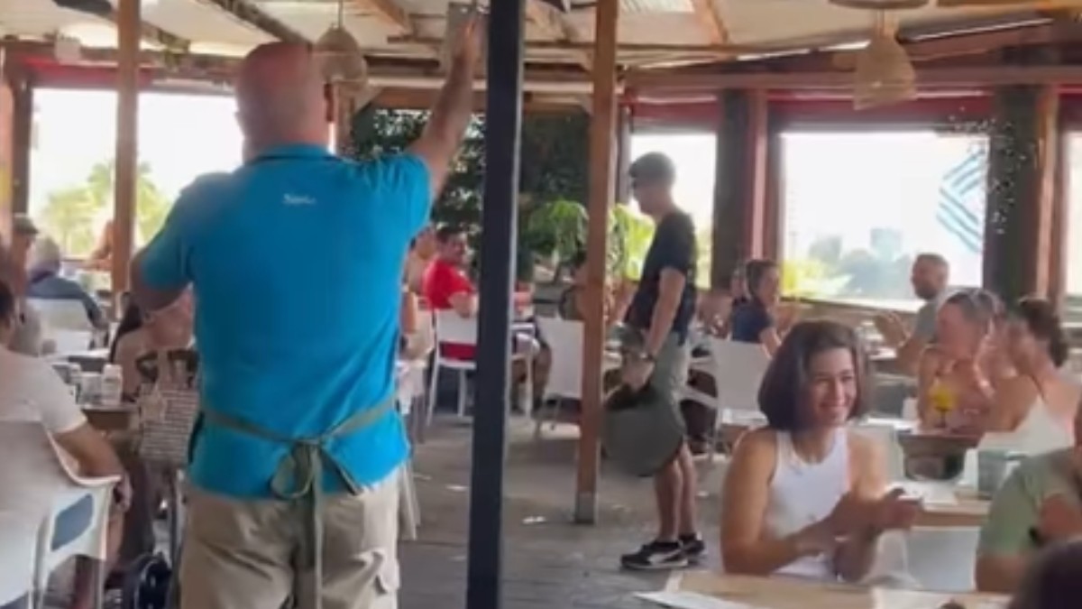 Gestul unui patron față de un chelner, aplaudat de toți clienții: „Astăzi este o dimineață specială”