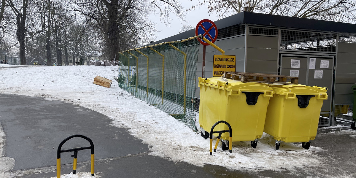 Przy górce dla dzieci stanęły kontenery. Na szczęście już nie zagrażają dzieciakom.