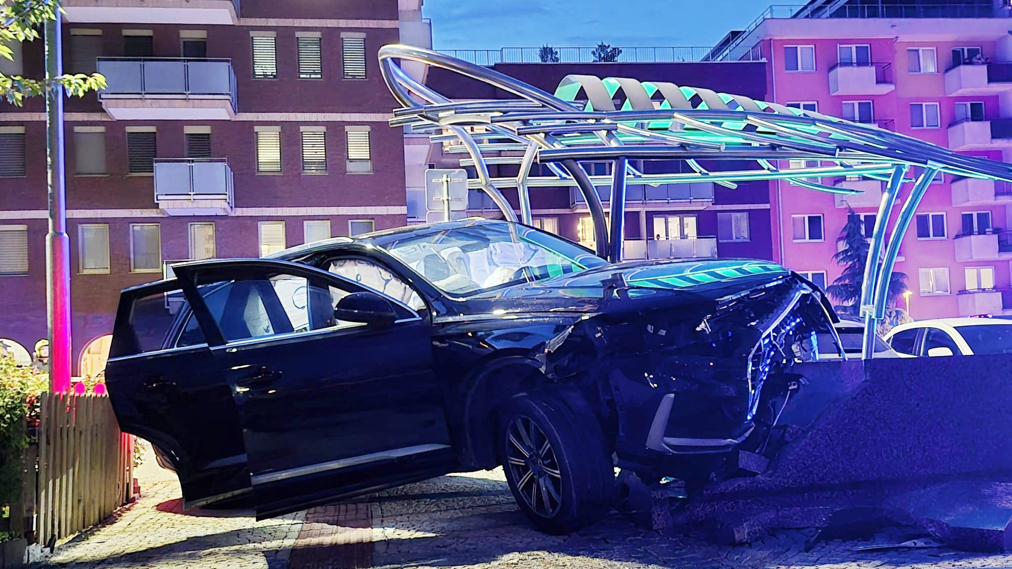 V bratislavskej Petržalke narazilo osobné auto do fontány.
