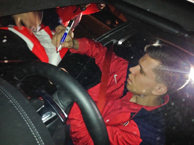 Wojciech Szczęsny za kierownicą nowego porsche 911 carrera S