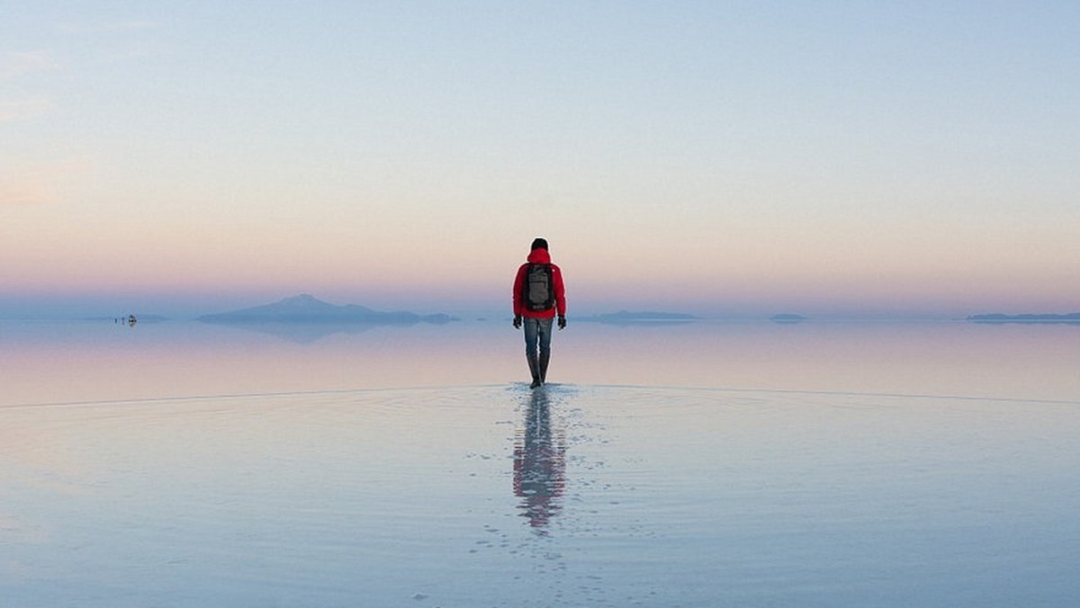 Salar de Uyuni to solnisko w Boliwii w Ameryce Południowej. Miejsce nie bez powodu jest nazywane "największym lustrem na świecie". To pozostałość po wyschniętym słonym jeziorze i jedno z najbardziej płaskich miejsc na ziemi.