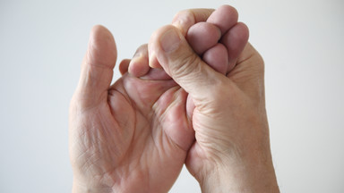 Drętwienie rąk może oznaczać udar mózgu, chorobę Pageta, SM. Ale nie tylko