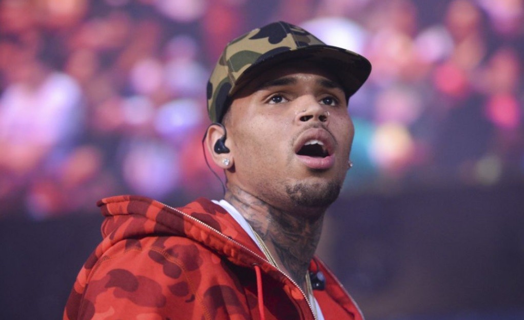 Americký spevák Chris Brown čelí vážnemu obvineniu.
