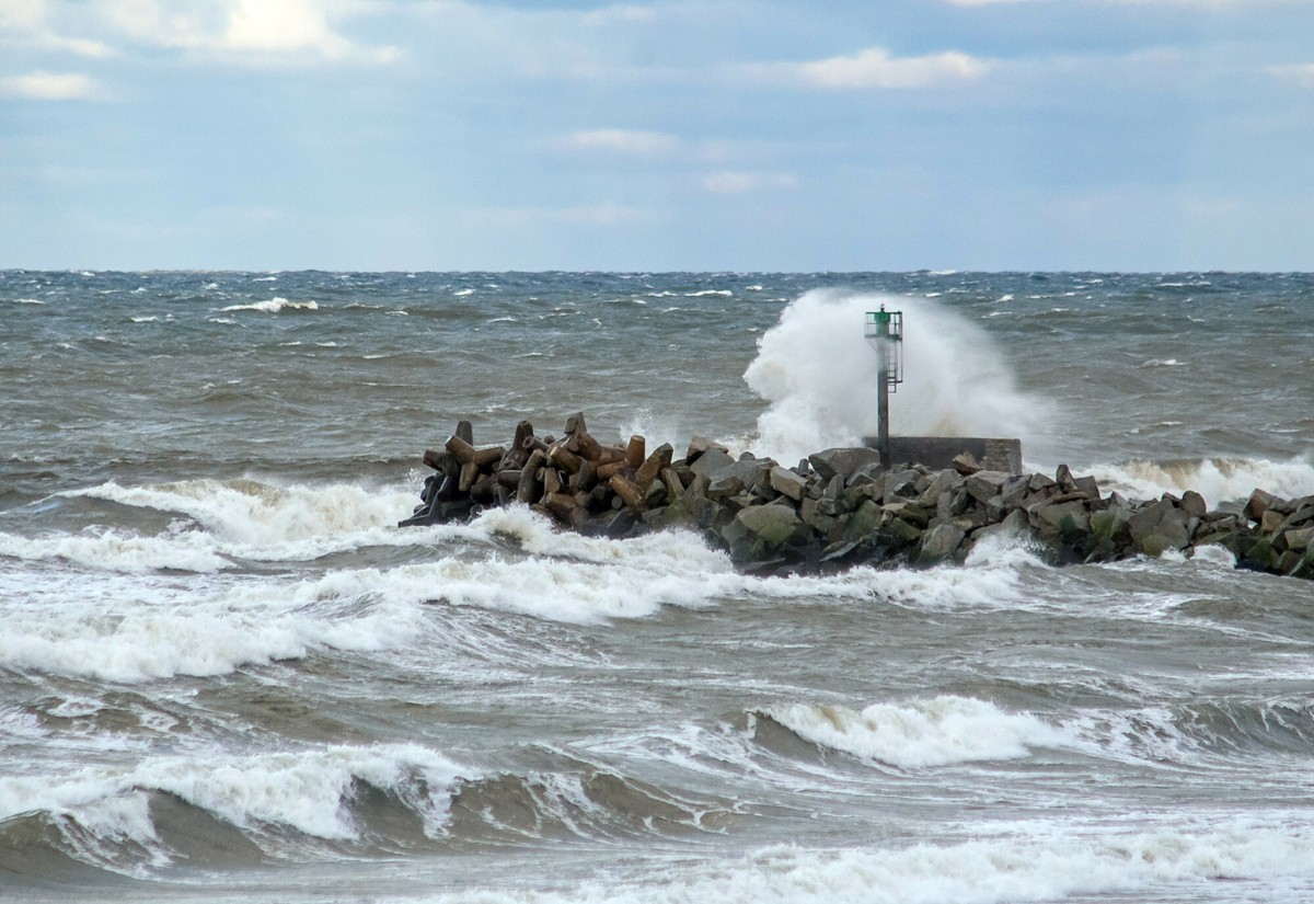 Uszkodzenia dwóch podmorskich kabli w jednym dniu. Służby informują o działaniach