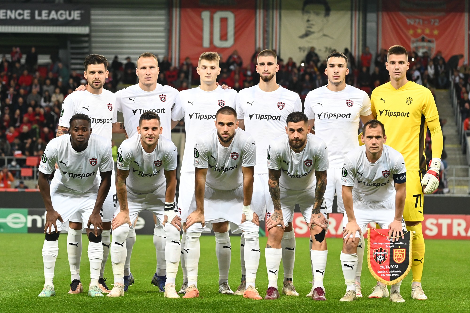 Základná jedenástka hráčov Spartaka pózuje pred zápasom s FC Nordsjaelland.