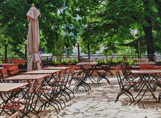 Mniejsza biurokracja i niższe koszty. Ogródek przed restauracją za kilka groszy