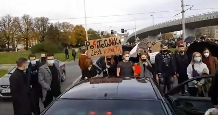 Auto wjechało w demonstrantów