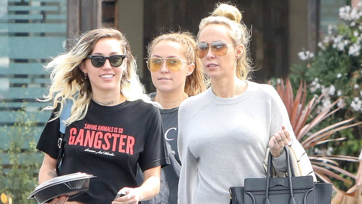 Miley Cyrus z mamą i rzadko widywaną siostrą