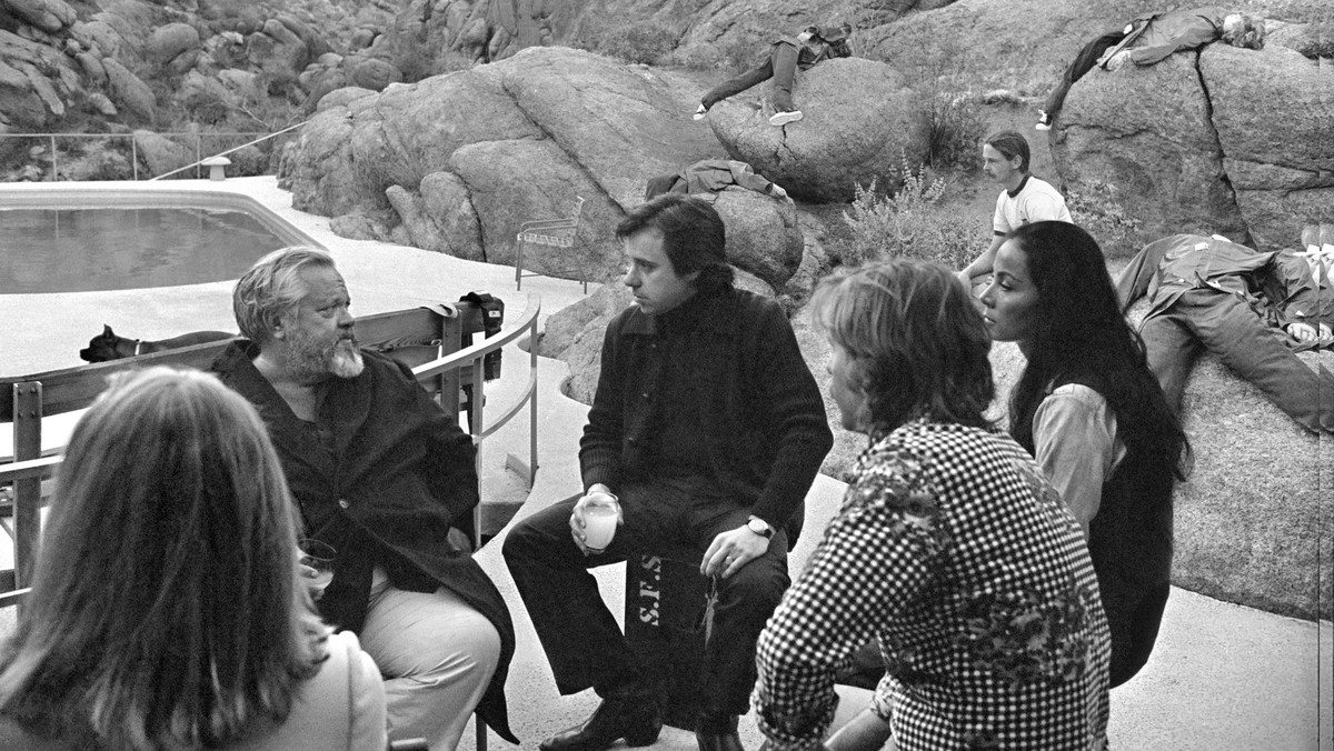 "Druga strona wiatru", dzieło jednego z najwybitniejszych twórców w historii kina, Orsona Wellesa, i jednocześnie jeden z najbardziej oczekiwanych filmów w historii kina, trafi na platformę Netflix 2 listopada. Reżyser zaczął pracę nad obrazem na początku lat 70. i de facto nigdy jej nie skończył.