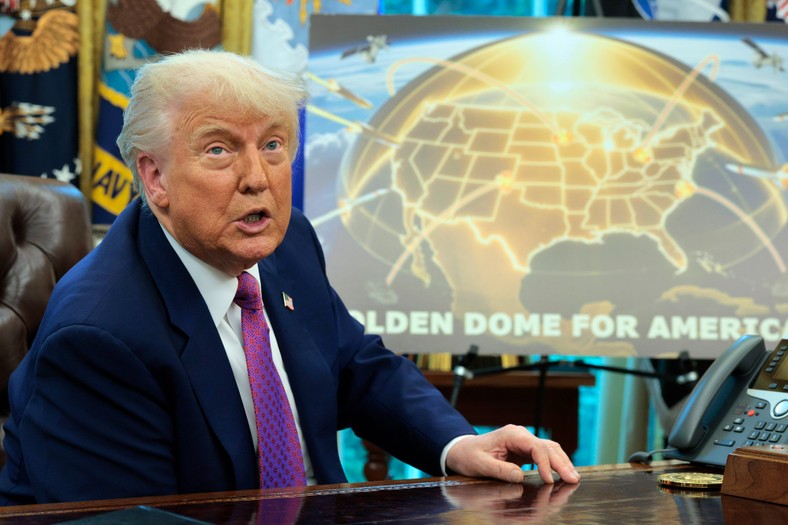 Donald Trump prezentuje plan "Złotej Kopuły" w Gabinecie Owalnyn, 20 maja 2025 r.