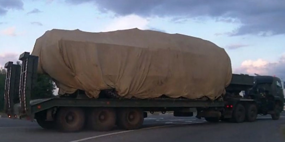 Transportowiec z ukrytym pod plandeką ładunkiem. 