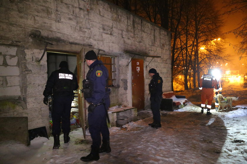 Straż miejska i ratownicy z OSP Jędrzejów szukali w Łodzi bezdomnych