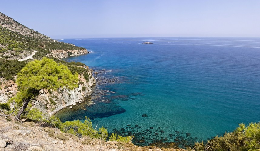 <strong> Półwysep Akamas</strong>
<br>Zachodni kraniec Cypru to obszar znany jako Półwysep Akamas, jedna z najmniej zaludnionych części wyspy. Nie ma tu dosłownie żadnych utwardzonych dróg! Jest to jednak idealny obszar do odkrywania dzikiej przyrody – podziwiania żółwi morskich, gadów i rodzimych ptaków, uprawiania turystyki pieszej czy rowerowych wycieczek. Skrywa on wiele malowniczych plaż, takich jak Lara Beach czy zakątek znany jako Łaźnie Afrodyty – naturalny zbiornik wodny, przy którym bogini piękna spotkała Adonisa.

– Warto także odkryć historię półwyspu. W tym celu najlepiej udać się do Agios Andronikos – w tamtejszym dawnym meczecie, który został zbudowany na początku XVI wieku, znajduje się obecnie przepiękny kościół – mówi przedstawiciel Rainbow.
