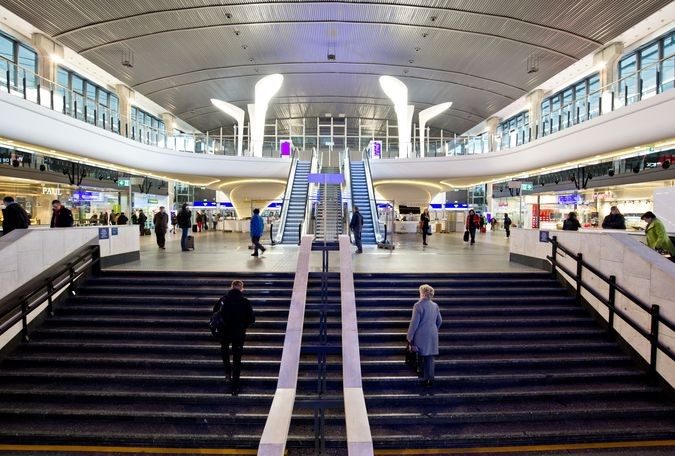 <strong>Dziś: Dworzec Centralny</strong>
<br></br>
Przed Euro 2012 Dworzec Centralny został odnowiony. Prace remontowe rozpoczęły się w połowie 2010 i zostały zakończone na przełomie 2011 i 2012. Podczas prac remontowych zostały wymienione sufity podwieszane w galeriach na poziomie -1, usunięto punkty gastronomiczne, uporządkowano i zainstalowano nowy system informacji dla pasażerów, zainstalowano nowoczesne oświetlenie, biletomaty oraz udogodnienia dla osób niepełnosprawnych.
<br></br>
Na zdj.: Dworzec Centralny w Warszawie, fot. PKP S.A. 
<br></br>