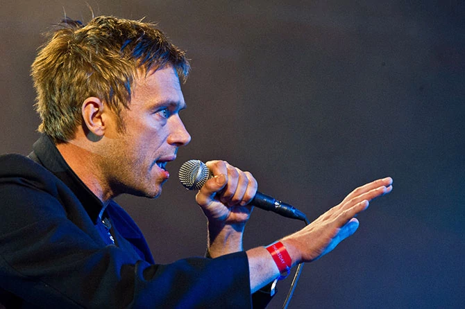 Damon Albarn - Gorillaz - Roskilde Festival 2010 fot. Bill Ebbesen -  Transferred from en.wikipedia to Commons.  CC BY 3.0