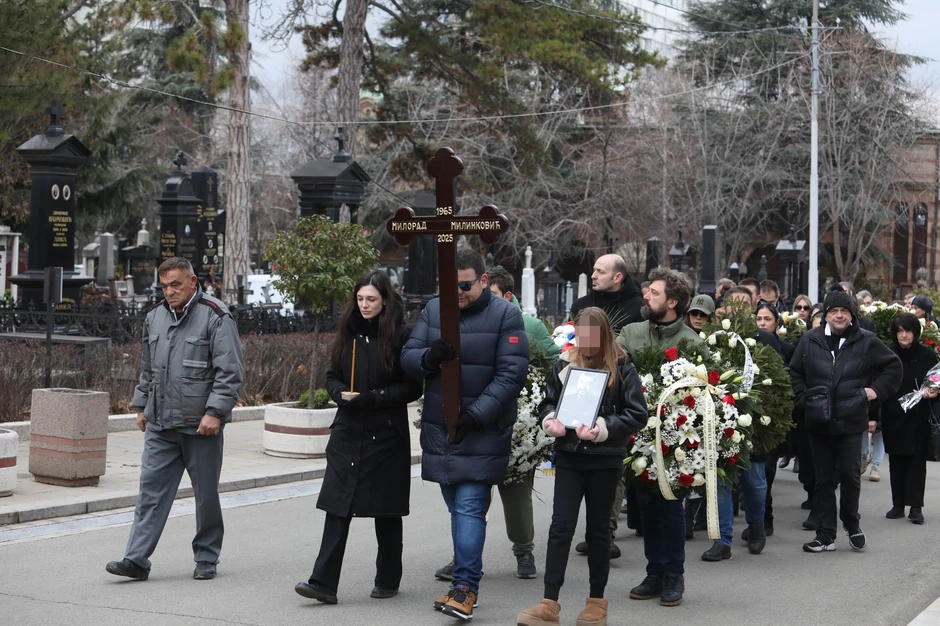 Mala Divna nosi očevu sliku u rukama, suze joj se slivaju niz lice