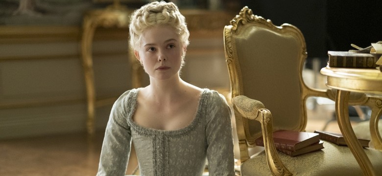 Elle Fanning w roli młodej carycy Katarzyny w komediowym serialu HBO "Wielka"