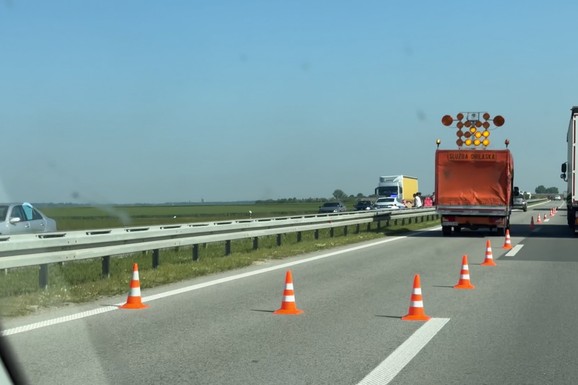 (FOTO) UDES NA "MILOŠU VELIKOM"! Električni auto se ZAKUCAO u kamion: Obezbeđivao raniju saobraćajnu nesreću