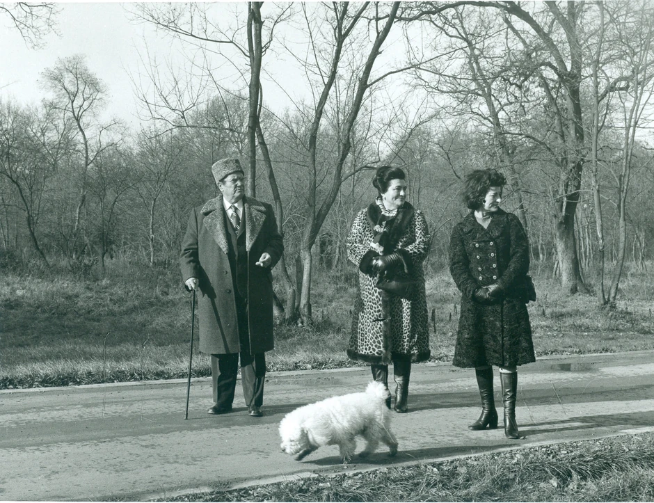 Jovanka i Tito u šetnji sa njenom sestrom Nadom, koju su rukovodioci SFRJ sredinom osamdesetih takođe držali pod prismotrom DB-a