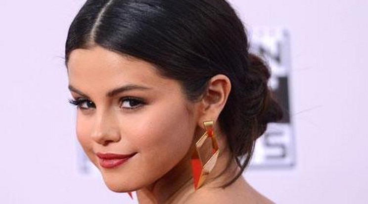 Már a szende Selena is félmeztelen címlappal sokkol