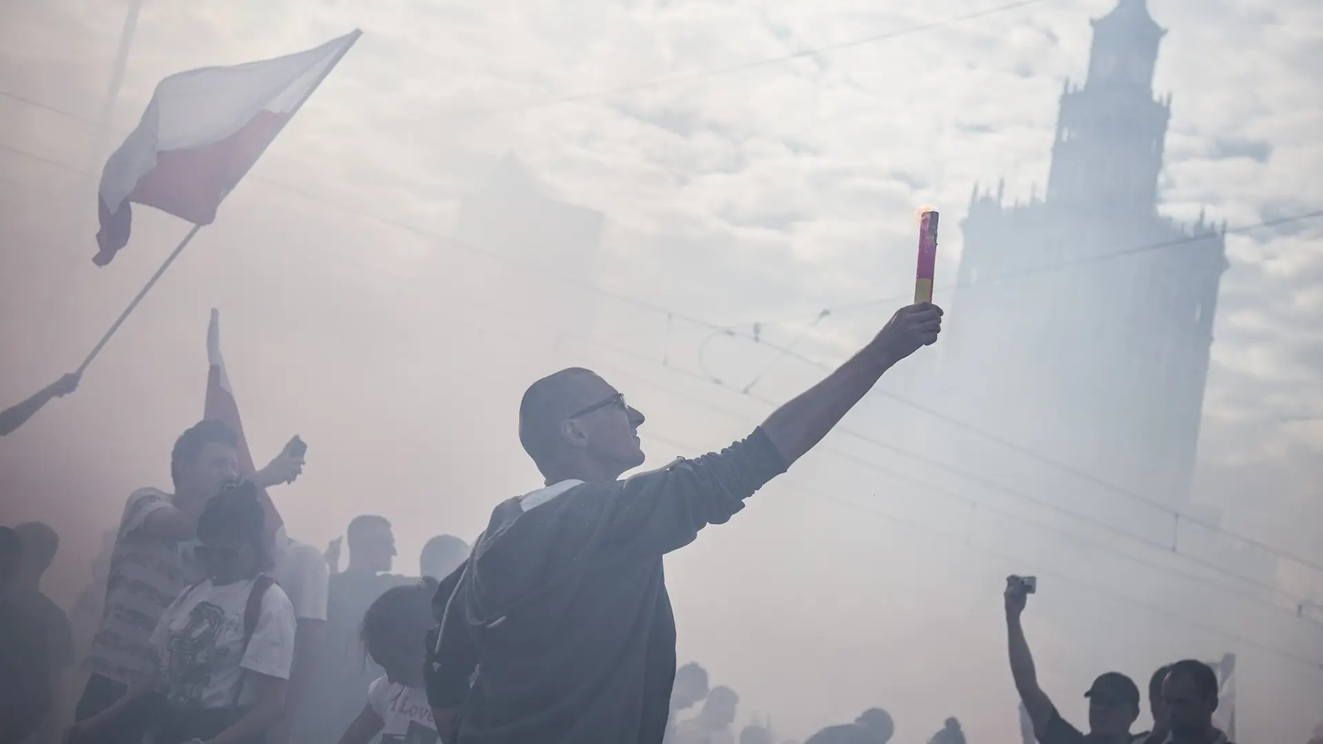 Wolę płonące race niż niepamięć. Nie przeszkadzają mi głośne obchody godziny W