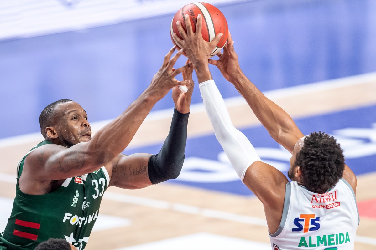 Koszykarz Anwilu Włocławek Ivan Almeida (P) i Earl Watson (L) z Legii Warszawa podczas meczu Ekstraklasy