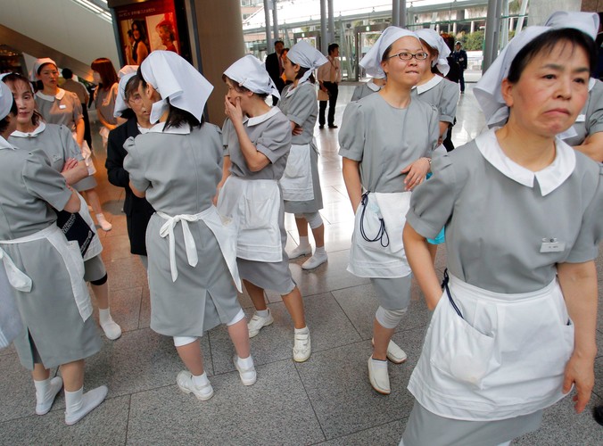 Pracownice jednego z tokijskich hoteli, zgromadzone w lobby po wstrząsach