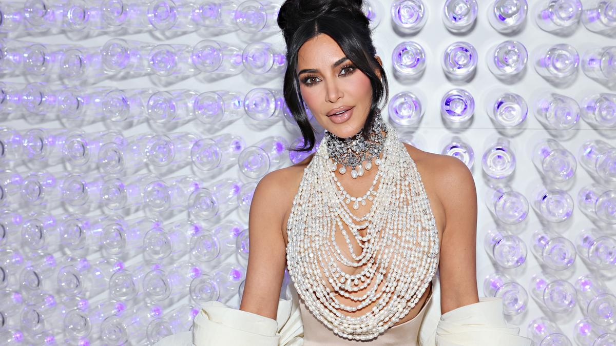 Kim Kardashian melltartó nélkül ment a párizsi divathétre, és nem kér érte elnézést