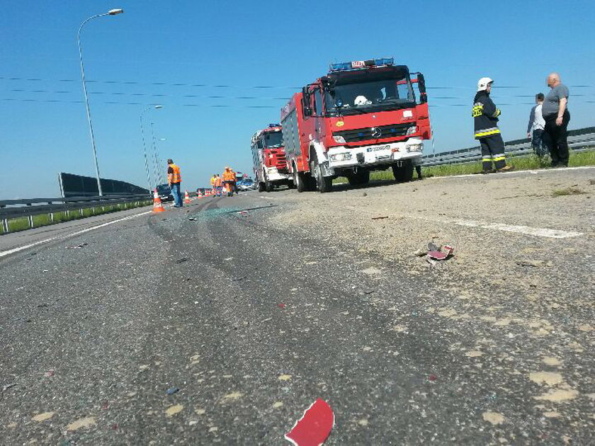 Autobus z dziećmi zderzył się z cysterną