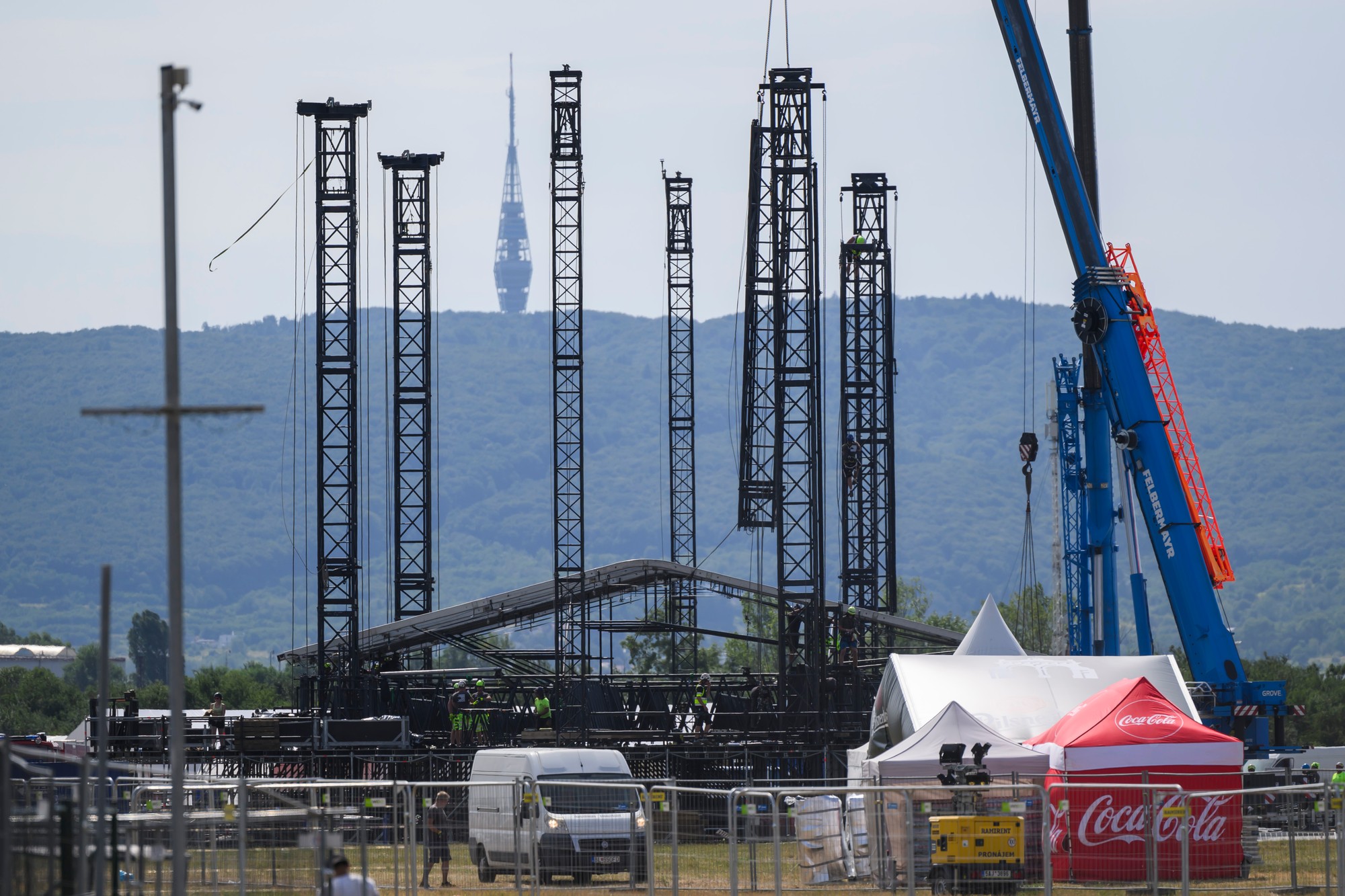 Prípravy na koncert legendárnej austrálskej rockovej skupiny AC/DC na Starom letisku v bratislavských Vajnoroch.