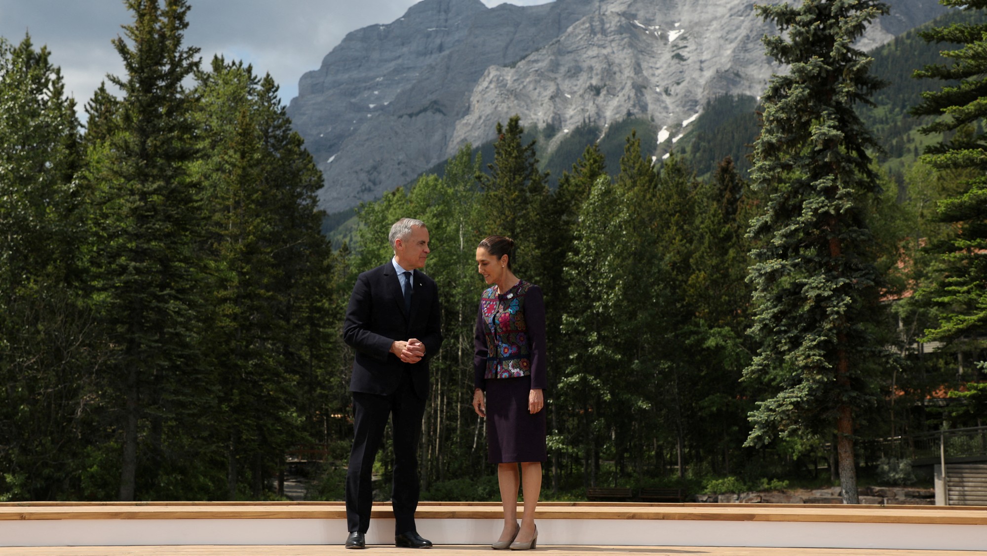 Kanadský premiér Mark Carney a mexická prezidentka Claudia Sheinbaumová stoja spolu počas summitu lídrov G7 v Kananaskise, REUTERS/Amber Bracken